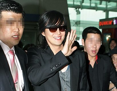 韓国を出発する韓国俳優 ペ・ヨンジュン